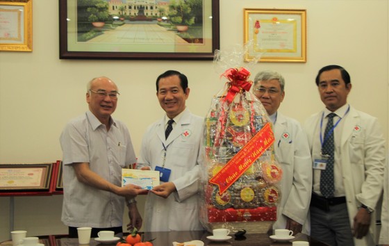 Lãnh đạo TPHCM thăm, chúc tết bà con Quận 5 và Bệnh viện Nhân dân 115 ảnh 1