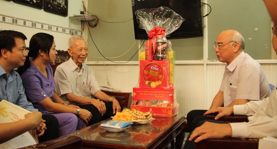 Lãnh đạo TPHCM thăm, chúc tết bà con Quận 5 và Bệnh viện Nhân dân 115 ảnh 3