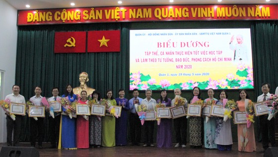 Quận ủy quận 1 trao Huy hiệu Đảng đợt 19-5 cho 140 đảng viên ảnh 3