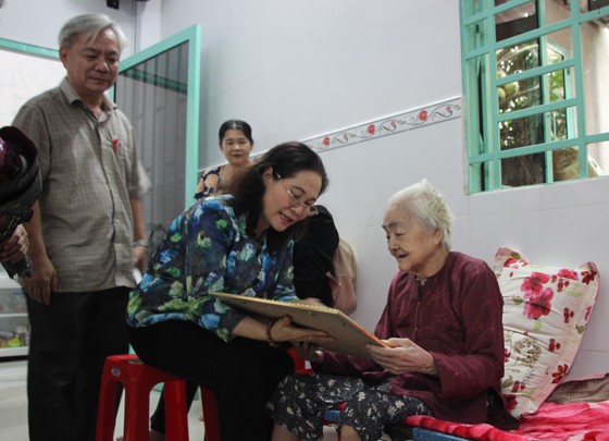 Đồng chí Nguyễn Thị Lệ thăm các cụ cao tuổi ở huyện Nhà Bè, quận 7 ảnh 2