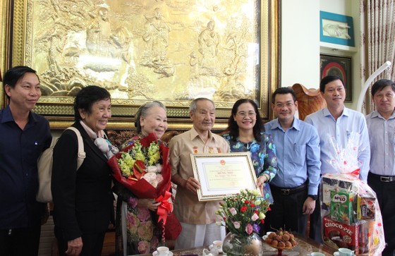 Đồng chí Nguyễn Thị Lệ thăm các cụ cao tuổi ở huyện Nhà Bè, quận 7 ảnh 1