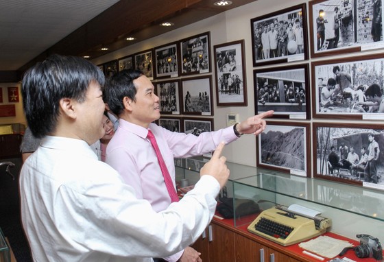 Đồng chí Trần Lưu Quang thăm, chúc mừng các cơ quan báo chí ảnh 6
