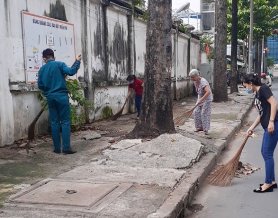 Quận 5 ra quân dọn vệ sinh, trồng cây, tặng cây cho người dân ảnh 7