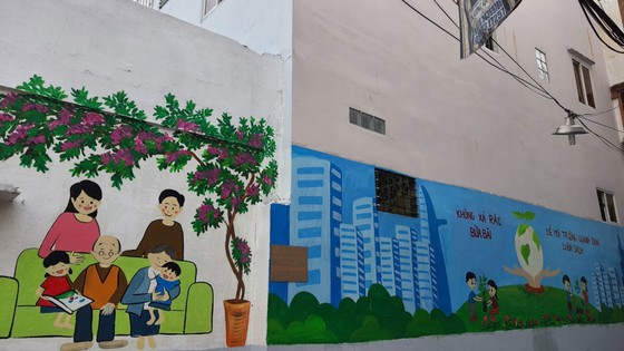 Quận 5 ra quân dọn vệ sinh, trồng cây, tặng cây cho người dân ảnh 11