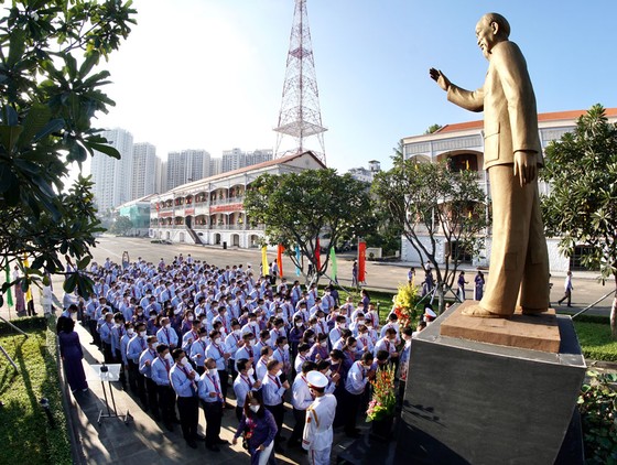 Dâng hương Chủ tịch Hồ Chí Minh trước phiên khai mạc Đại hội Đảng bộ Khối Dân - Chính - Đảng ảnh 4