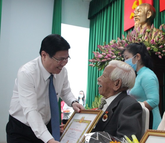 ​Chủ tịch UBND TPHCM Nguyễn Thành Phong trao Huy hiệu Đảng tại quận 9, Thủ Đức ảnh 1