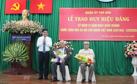 ​Chủ tịch UBND TPHCM Nguyễn Thành Phong trao Huy hiệu Đảng tại quận 9, Thủ Đức ảnh 2