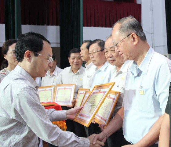 Quận đầu tiên ở TPHCM không còn hộ thu nhập dưới 36 triệu đồng/người/năm ảnh 2