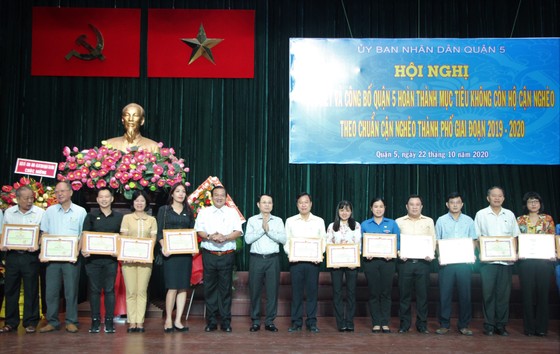 Quận đầu tiên ở TPHCM không còn hộ thu nhập dưới 36 triệu đồng/người/năm ảnh 3