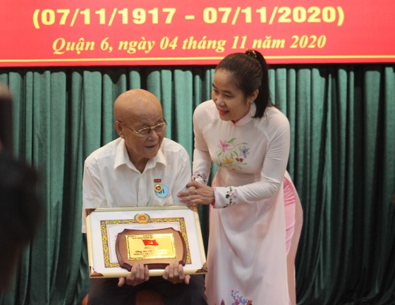 Phó Bí thư Thành ủy TPHCM Nguyễn Hồ Hải trao Huy hiệu Đảng cho đảng viên cao tuổi Đảng ảnh 3