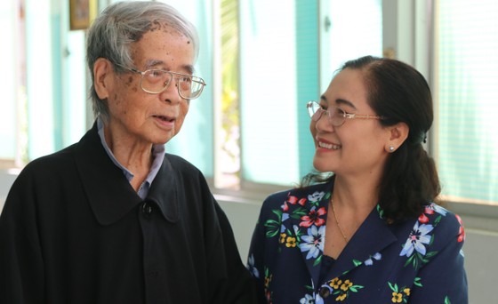 Chủ tịch HĐND TPHCM Nguyễn Thị Lệ thăm, chúc mừng Giáng sinh tại Giáo phận Long Xuyên ảnh 1