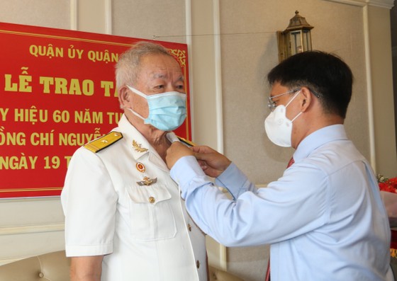 Anh hùng, thuyền trưởng Đoàn tàu không số nhận Huy hiệu 60 năm tuổi Đảng ảnh 1