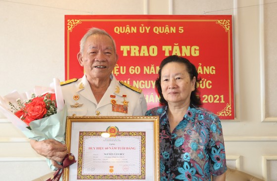 Anh hùng, thuyền trưởng Đoàn tàu không số nhận Huy hiệu 60 năm tuổi Đảng ảnh 3