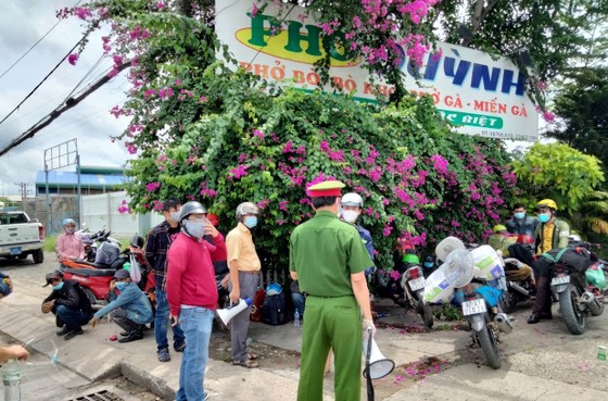 Cố vượt chốt kiểm soát dịch để về quê miền Tây, bị xử phạt 15 triệu đồng ảnh 1