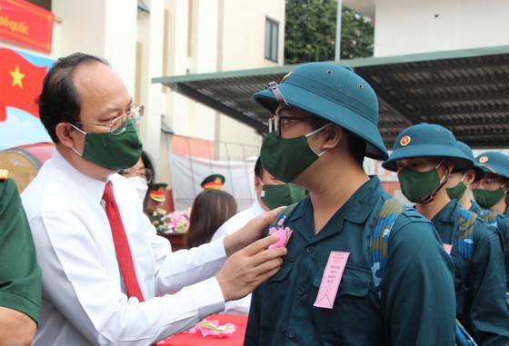Sáng nay (16-2), gần 4.000 thanh niên TPHCM lên đường nhập ngũ ảnh 8