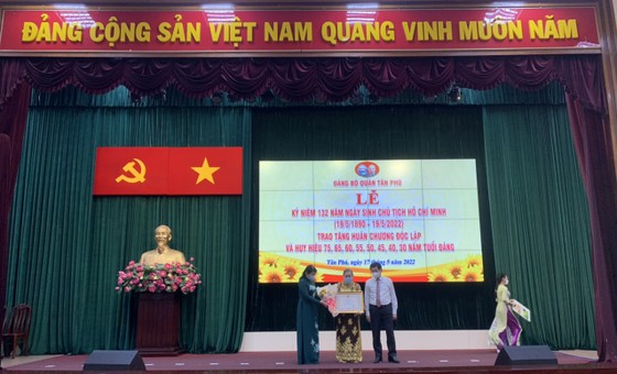 Chủ tịch HĐND TPHCM Nguyễn Thị Lệ trao Huy hiệu Đảng cho đảng viên cao tuổi đảng tại quận 3 ảnh 10