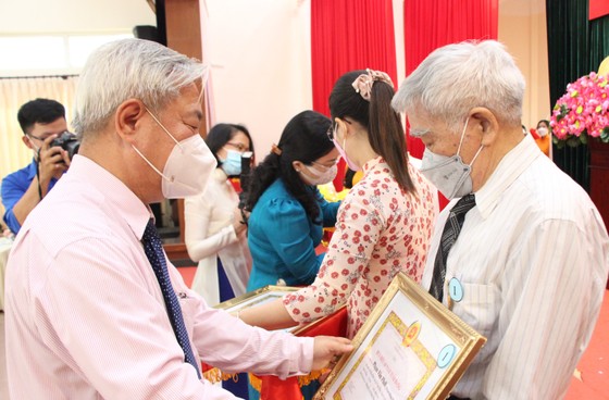 Chủ tịch HĐND TPHCM Nguyễn Thị Lệ trao Huy hiệu Đảng cho đảng viên cao tuổi đảng tại quận 3 ảnh 4
