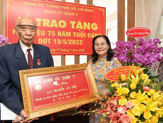 Chủ tịch HĐND TPHCM Nguyễn Thị Lệ trao Huy hiệu Đảng cho đảng viên cao tuổi đảng tại quận 3 ảnh 3