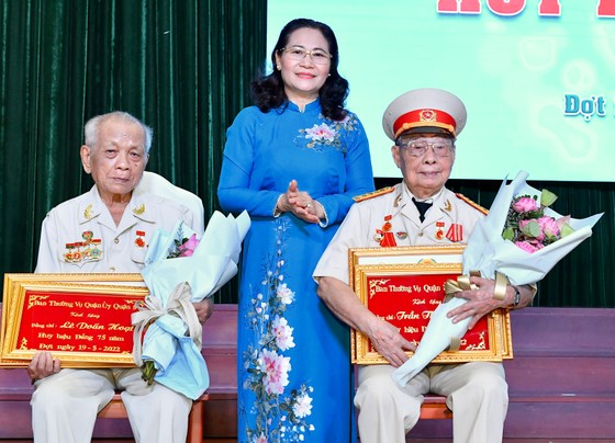 Quận 5 có 6 đồng chí nhận Huy hiệu 75 năm tuổi Đảng ảnh 1