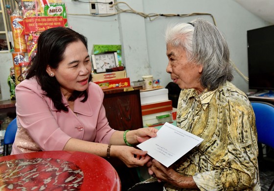 Chủ tịch HĐND TPHCM Nguyễn Thị Lệ thăm gia đình chính sách ở quận Bình Thạnh nhân dịp 27-7 ảnh 3