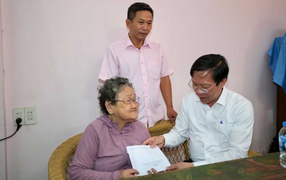 Chủ tịch UBND TPHCM Phan Văn Mãi thăm các gia đình chính sách ở quận 5 ảnh 2