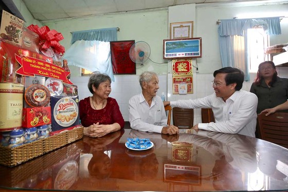Chủ tịch UBND TPHCM Phan Văn Mãi thăm các gia đình chính sách ở quận 5 ảnh 3