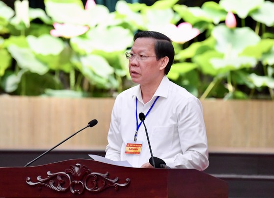 Chủ tịch UBND TPHCM Phan Văn Mãi báo cáo trước đoàn công tác Trung ương Đảng. Ảnh: VIỆT DŨNG