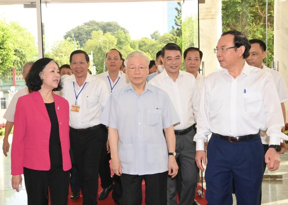 Tổng Bí thư Nguyễn Phú Trọng dẫn đầu đoàn công tác của Trung ương Đảng thăm và làm việc với Thành ủy TPHCM. Ảnh: VIỆT DŨNG  Tổng Bí thư Nguyễn Phú Trọng cùng các đại biểu tại buổi làm việc. Ảnh: VIỆT DŨNG