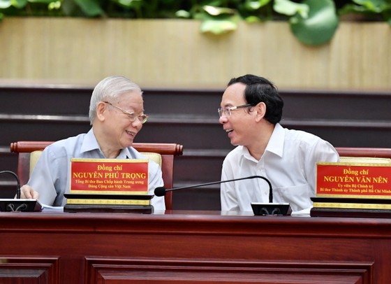 Tổng Bí thư Nguyễn Phú Trọng trao đổi cùng Bí thư Thành ủy TPHCM Nguyễn Văn Nên tại buổi làm việc. Ảnh: VIỆT DŨNG