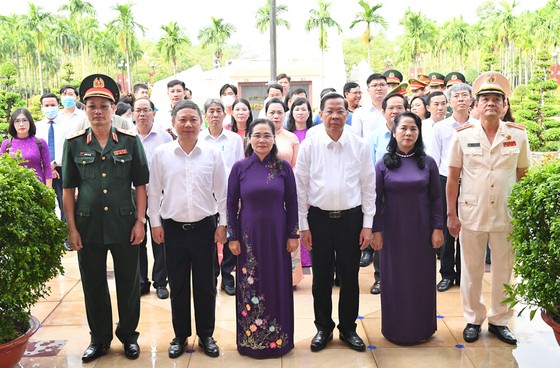 Lãnh đạo TPHCM dâng hương, dâng hoa kỷ niệm 82 năm Nam Kỳ khởi nghĩa ảnh 1