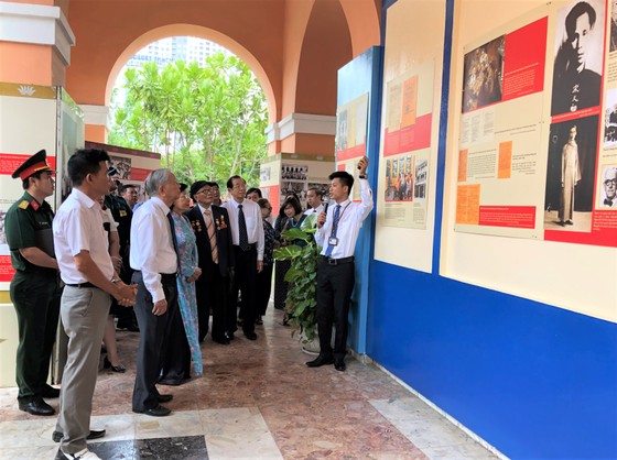 Khai mạc 2 chuyên đề “Hồ Chí Minh - Những nét phác họa chân dung' và 'Những tấm gương bình dị mà cao quý' ảnh 2