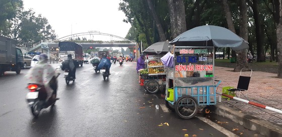 Vỉa hè lại bị tái chiếm ảnh 1