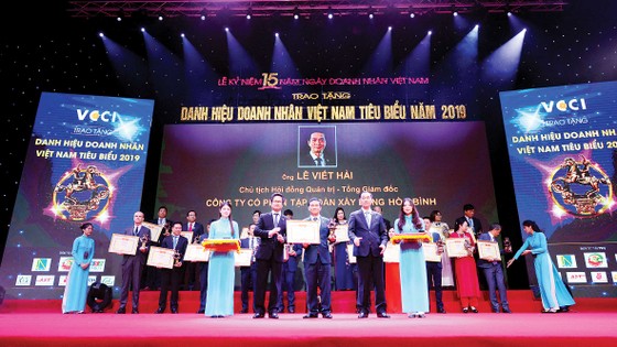 Chủ tịch HĐQT - Tổng Giám đốc Tập đoàn Hòa Bình nhận danh hiệu 'Doanh nhân Việt Nam tiêu biểu 2019' ảnh 1
