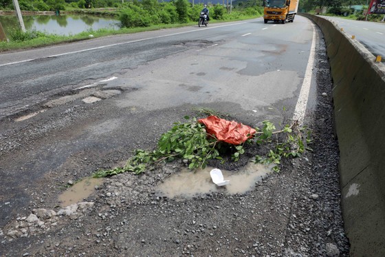Quốc lộ 1A đoạn qua tỉnh Khánh Hòa đầy 'ổ gà', 'ổ voi' ảnh 2