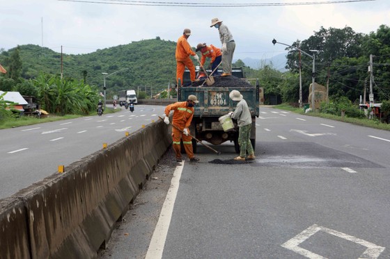 Quốc lộ 1A đoạn qua tỉnh Khánh Hòa đầy 'ổ gà', 'ổ voi' ảnh 6