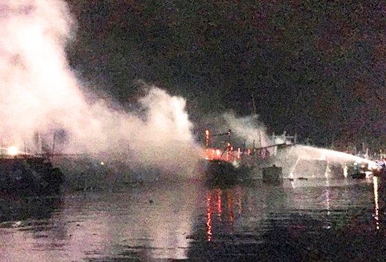 Cháy lúc nửa đêm, 3 tàu cá đang neo đậu tại cảng Tam Quan bị thiêu rụi ảnh 1