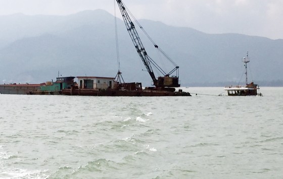 Cận cảnh cuộc giải cứu tàu đắm, mắc cạn ở vịnh Quy Nhơn ảnh 8