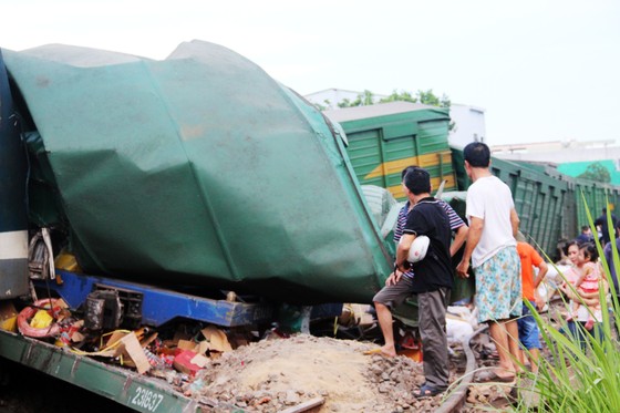 2 tàu hàng tông trực diện, 100 mét đường ray bị bật gốc, hư hỏng ảnh 8