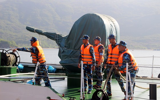 Cảnh sát biển cứu tàu bị nạn cùng 7 ngư dân Bình Định vào bờ an toàn ảnh 7