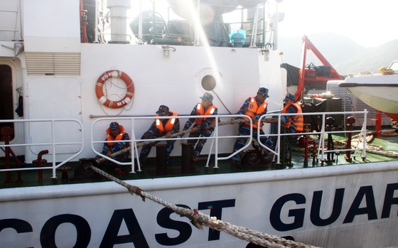 Cảnh sát biển cứu tàu bị nạn cùng 7 ngư dân Bình Định vào bờ an toàn ảnh 5