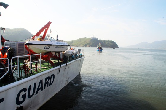 Cảnh sát biển cứu tàu bị nạn cùng 7 ngư dân Bình Định vào bờ an toàn ảnh 2