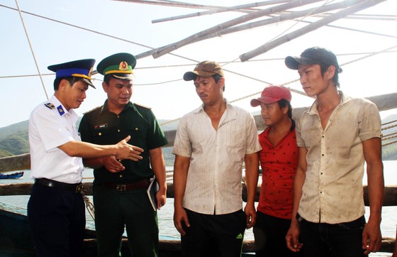 Cảnh sát biển cứu tàu bị nạn cùng 7 ngư dân Bình Định vào bờ an toàn ảnh 10