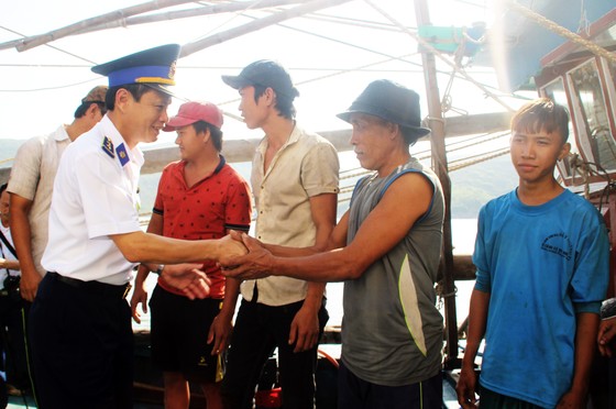 Cảnh sát biển cứu tàu bị nạn cùng 7 ngư dân Bình Định vào bờ an toàn ảnh 1