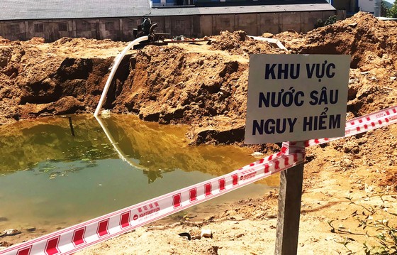 Rớt xuống hố công trình, 2 cháu nhỏ chết đuối thương tâm ảnh 2