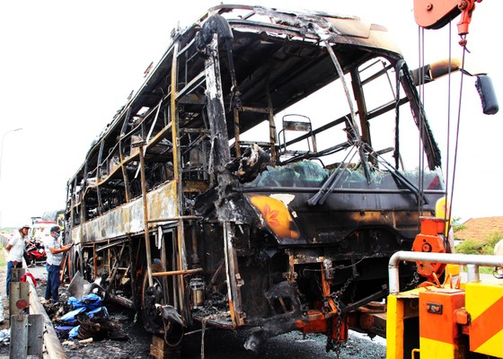 Xe khách bốc cháy dữ dội, 40 hành khách thoát nạn trong gang tấc ảnh 1