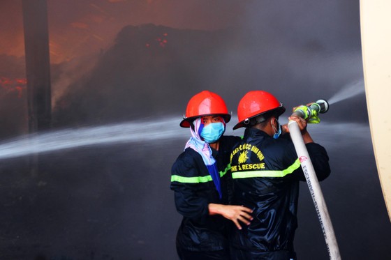 Cận cảnh "cuộc chiến" 5 giờ với lửa lớn ở KCN Phú Tài ảnh 7