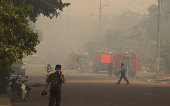 Cận cảnh "cuộc chiến" 5 giờ với lửa lớn ở KCN Phú Tài ảnh 13