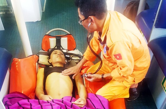 Xuyên đêm cứu ngư dân bị đứt gân chân ở vùng biển Hoàng Sa ảnh 5