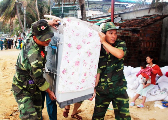 Bình Định: Trên 3.700 cán bộ, chiến sĩ giúp dân chống bão ảnh 1