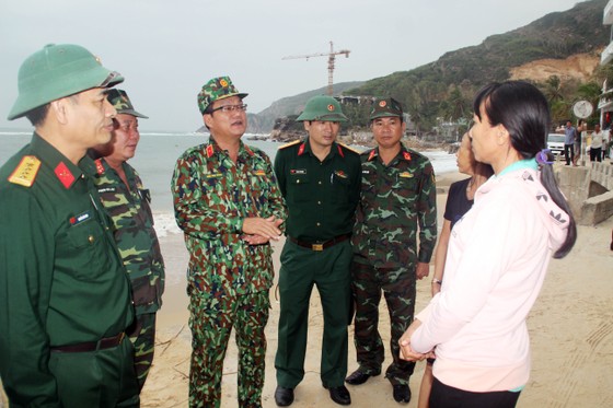 Bình Định: Trên 3.700 cán bộ, chiến sĩ giúp dân chống bão ảnh 2